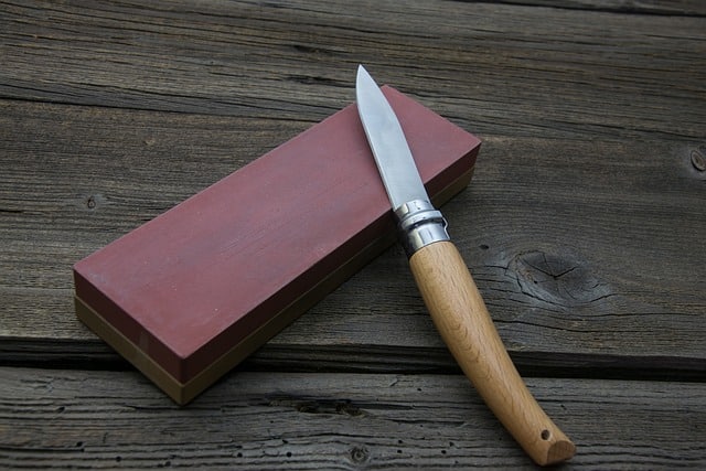 Messer liegt auf einem Schleifstein.