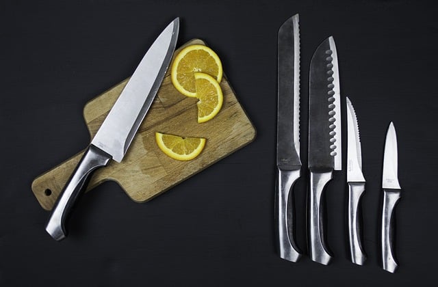 5-teiliges Messerset, wobei ein Küchenmesser zum Schneiden einer Zitrone verwendet wird.